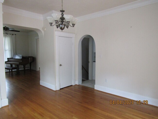 Building Photo - Colonial Place