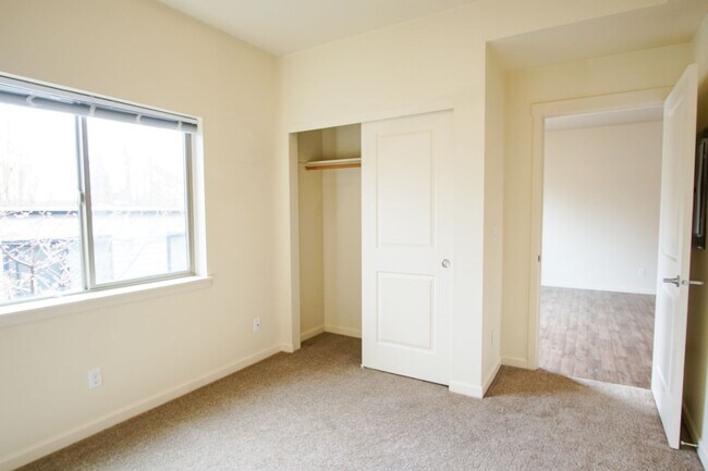 Building Photo - Great 1 Bdr w/Washer/Dryer and Private Balcony!