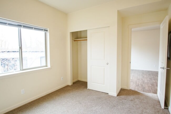 Building Photo - Great 1 Bdr w/Washer/Dryer, Private Balcony + SUMMER SAVINGS!