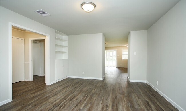 Building Photo - 9205 Vicksburg Ave