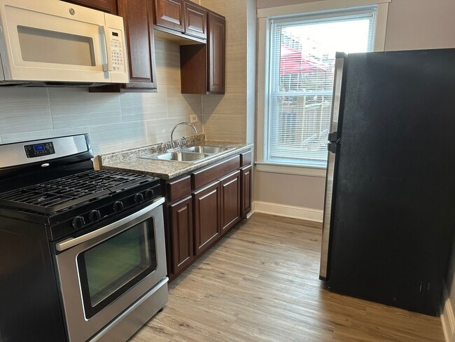 Building Photo - 4054 W Dickens Ave