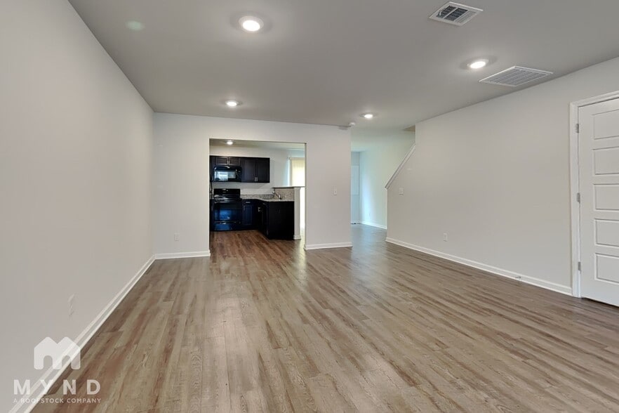 Building Photo - 8 Cardinal Ct