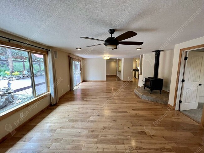 Building Photo - Inviting single-level home in forested SW Bend neighborhood