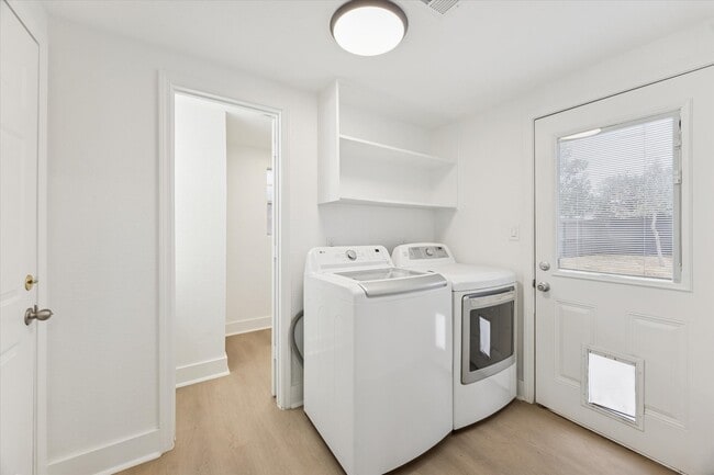 Building Photo - 2302 Hewitt Dr