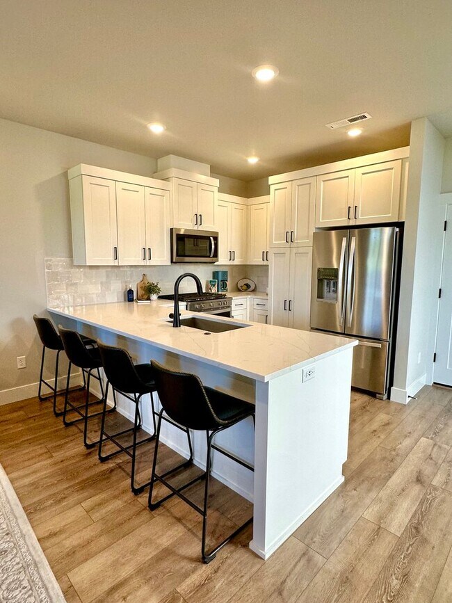 Building Photo - Beautiful 3 bdrm end unit townhome with side yard available in Petrosa.