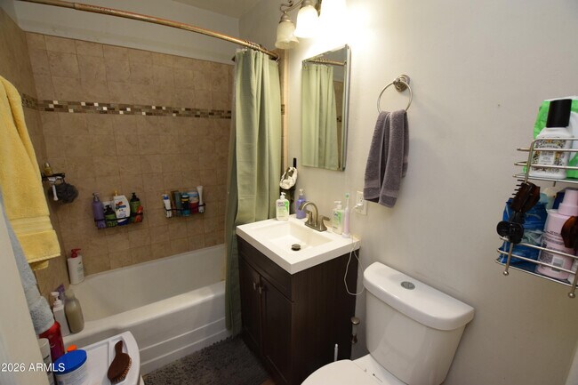 Building Photo - 946 E Denton Ln