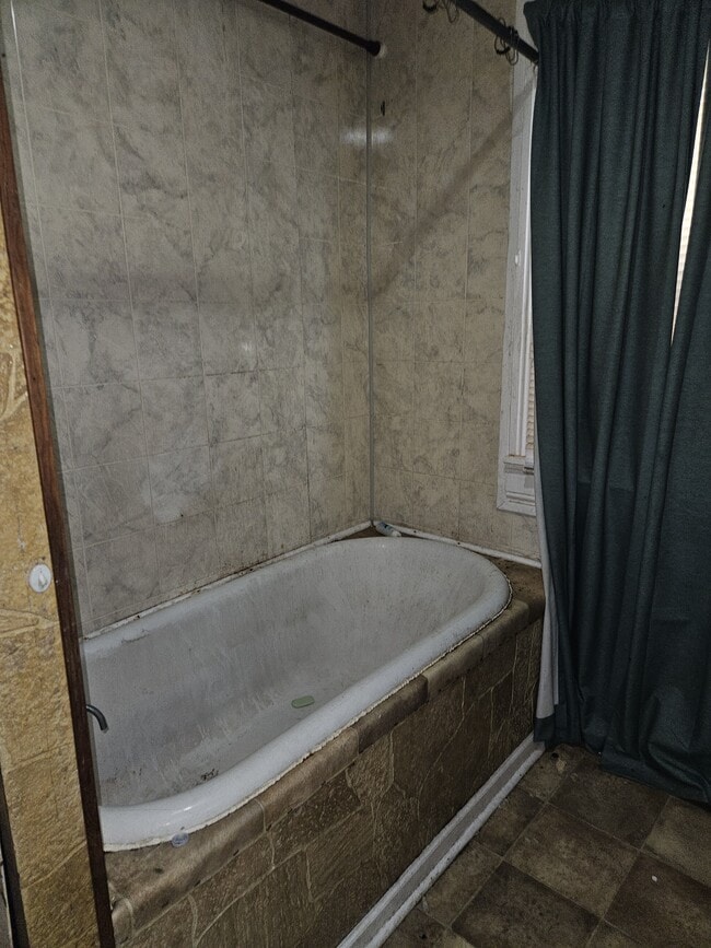 Building Photo - 3273 N Detroit Ave