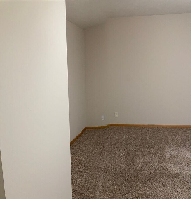 Building Photo - 3200 S 79th 4bed/3bath