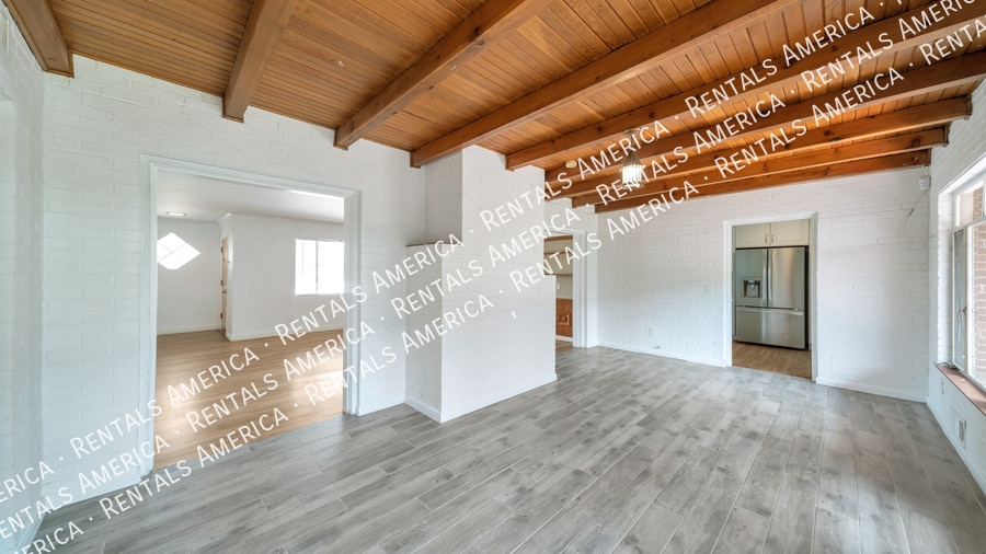 Building Photo - 2212 E La Mirada St