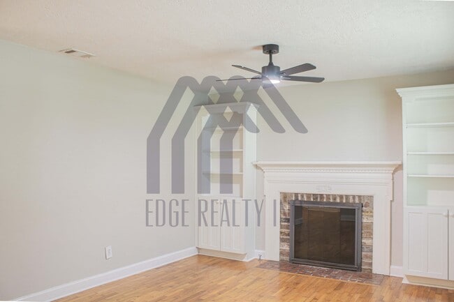 Building Photo - 135 E Derenne Ave