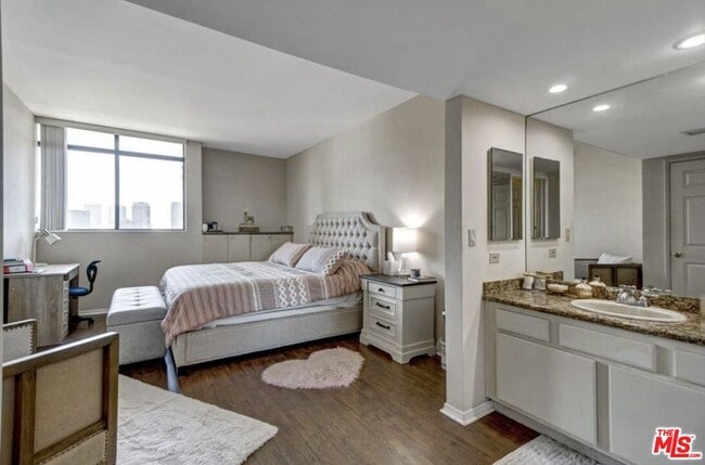 Building Photo - 10535 Wilshire Blvd