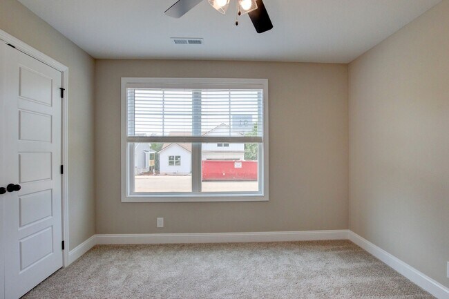 Building Photo - Stunning Like-New Home with Open Floor Pla...
