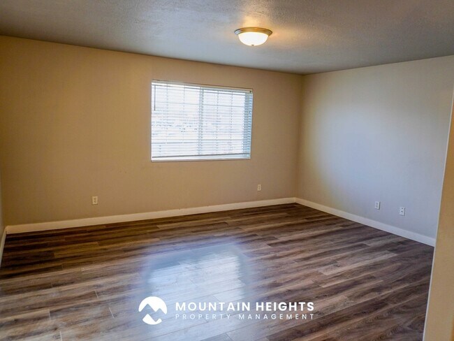 Building Photo - 26 W 7500 S