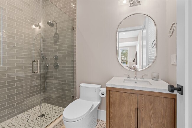 Building Photo - 5 Colonial Rd