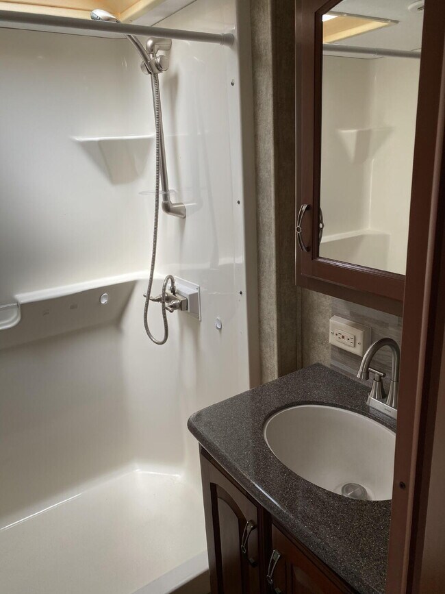 Building Photo - Cozy Retreat in St. Cloud: Your Next Seren...