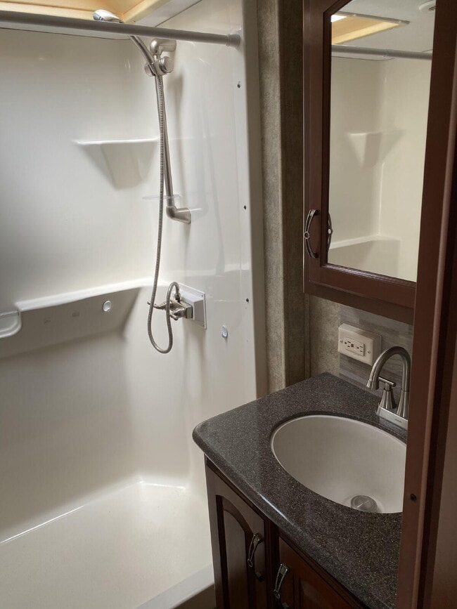 Building Photo - Cozy Retreat in St. Cloud: Your Next Serene Getaway Awaits!