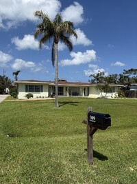 Building Photo - 309 Parkdale Dr