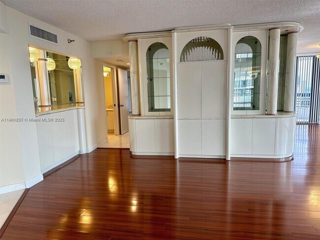 Building Photo - 19101 NE 36th Pl