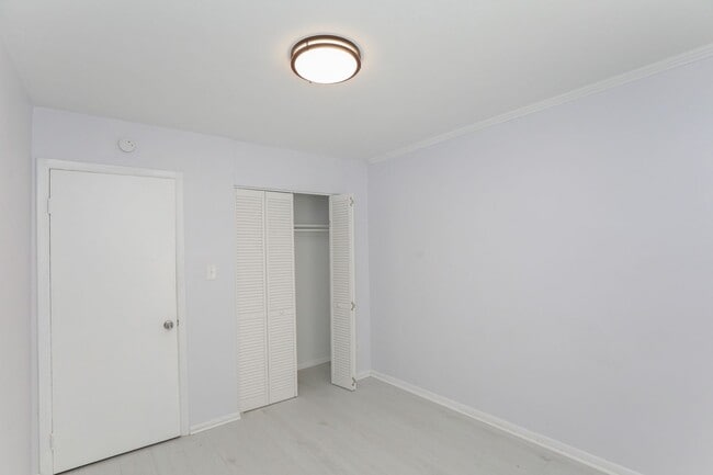 Building Photo - "Beautifully Updated Townhome – Ready for ...