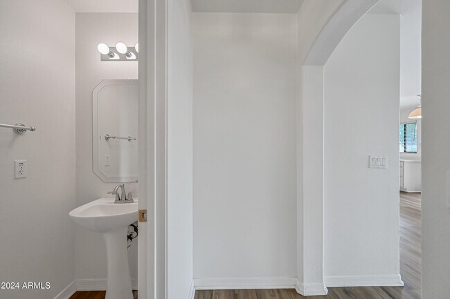 Building Photo - 2031 W Tracy Ln