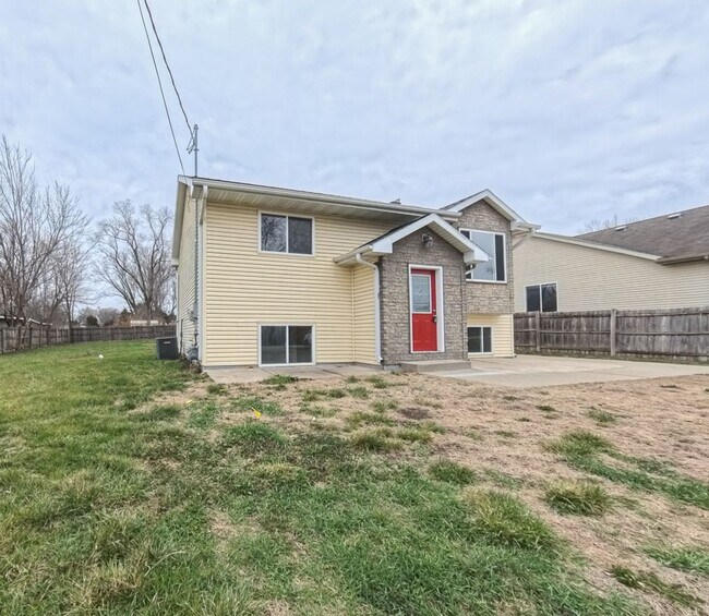 Building Photo - Charming 3 bedroom 2 bathroom home