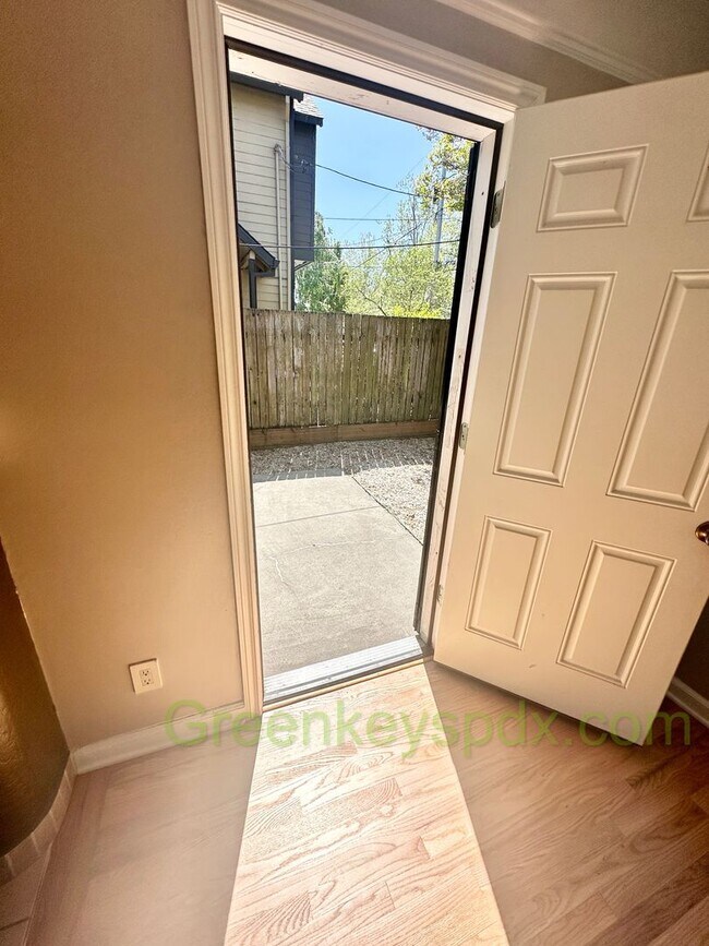 Building Photo - Huge 4 Bedroom 2 Bath House across from Rose City Golf Course