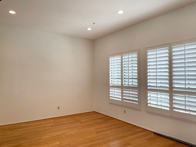 Building Photo - Stunning West Hills Executive Home