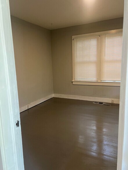 Building Photo - 3701 Northview Dr