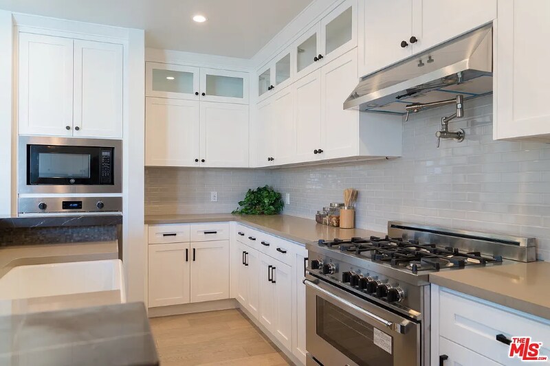 Building Photo - 300 N Plymouth Blvd