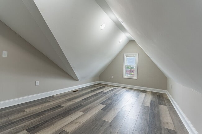 Building Photo - Spacious 6-Bedroom Home – Perfect for Large Families or Groups!