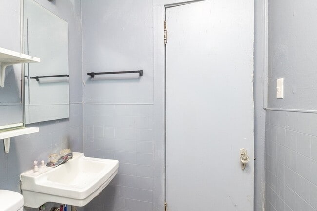 Building Photo - 527 Maple St