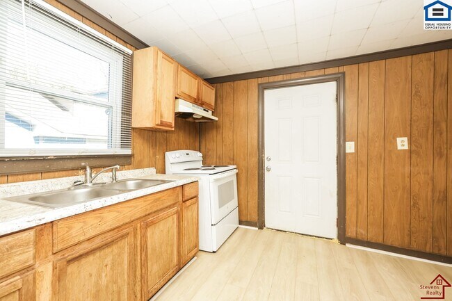 Building Photo - 1002 33rd Ave N