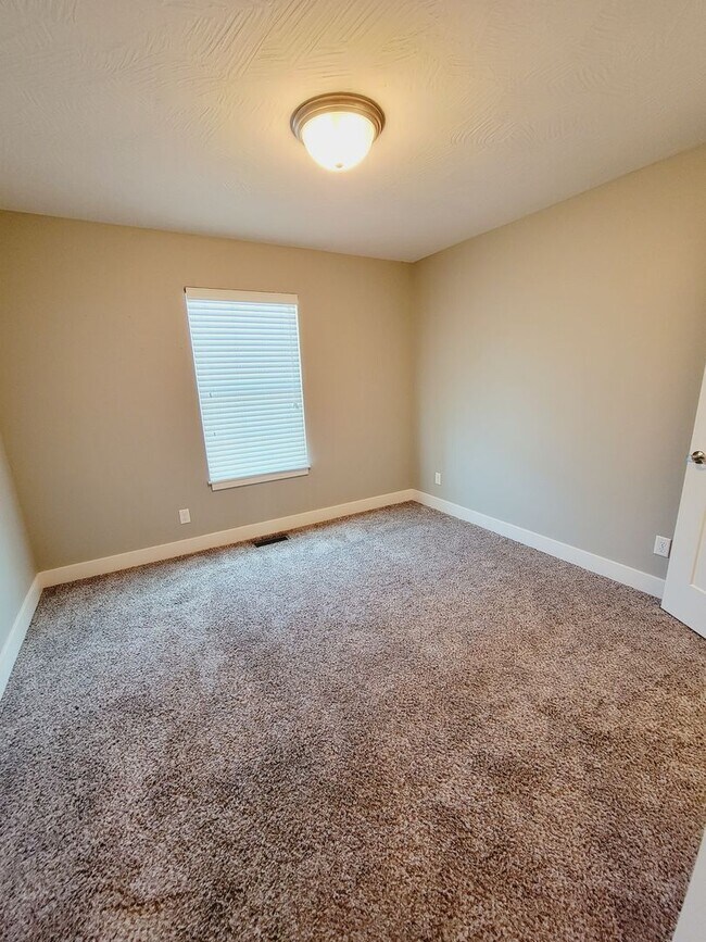 Building Photo - Luxuary in River Pointe Subdivision - Ozark!
