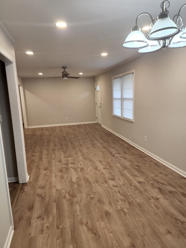 Building Photo - 108 Oak Park Dr