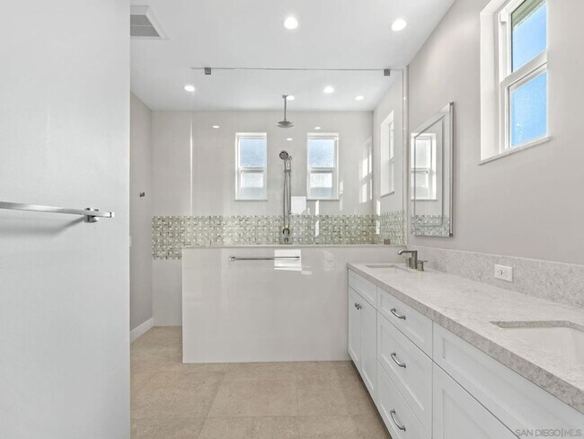 Building Photo - 2954 Copley Ave