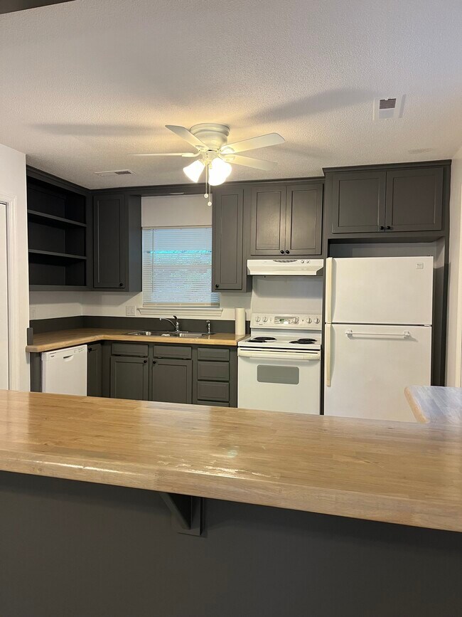 Building Photo - 877 Donaldson Rd