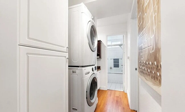 Building Photo - Spacious 1-bedroom  in the heart of Midtown Santa Monica.