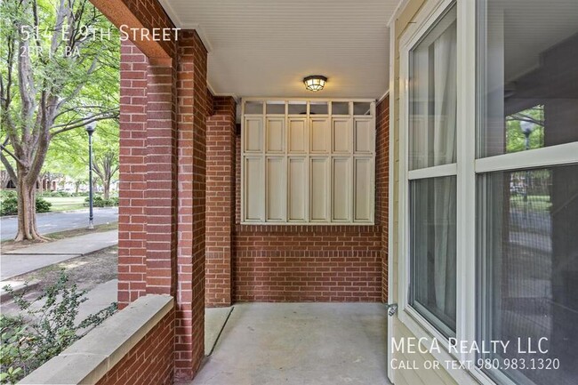 Building Photo - 514 E 9th St