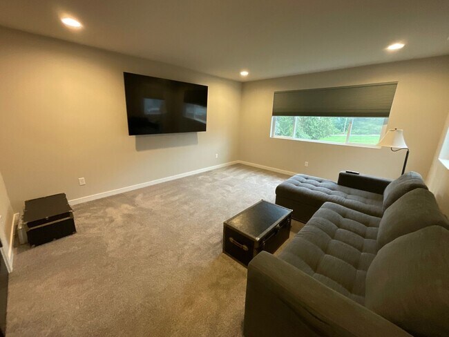 Building Photo - Furnished 4BR/3.5BA Home w/ Modern Ameniti...