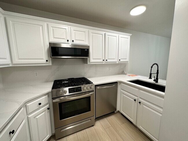 Building Photo - Grandville Condo 3 Bedroom and 2.5 Bathrooms