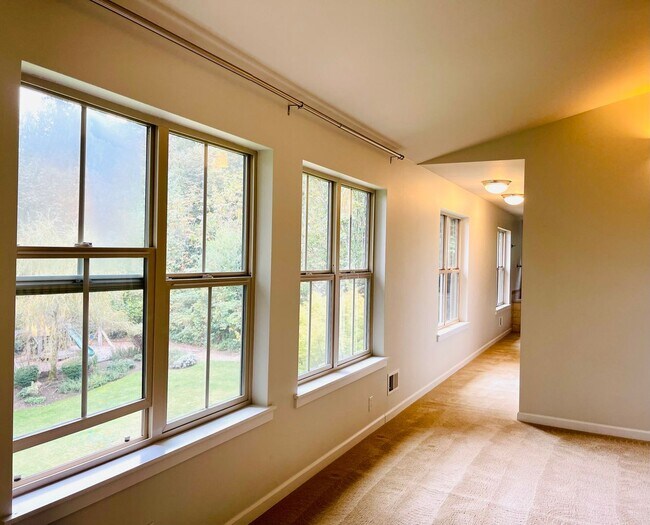 Building Photo - Gorgeous Bainbridge Estate available now.....