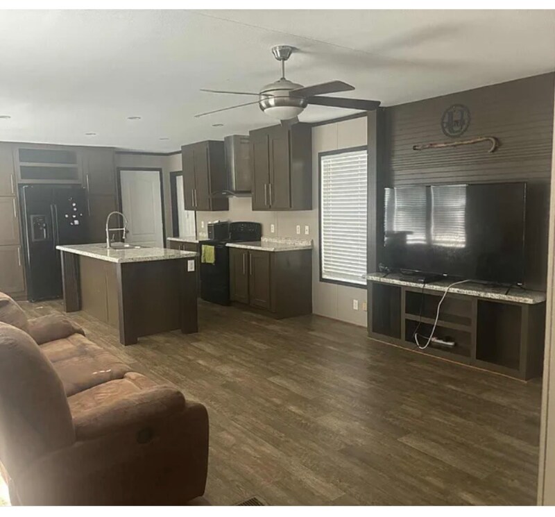 Building Photo - 911 Little Ln