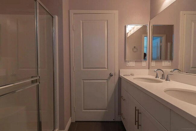 Building Photo - 225 Royal Glen