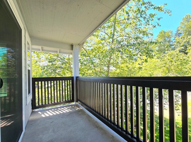 Building Photo - 2 Bedroom Condo Available in Kenmore