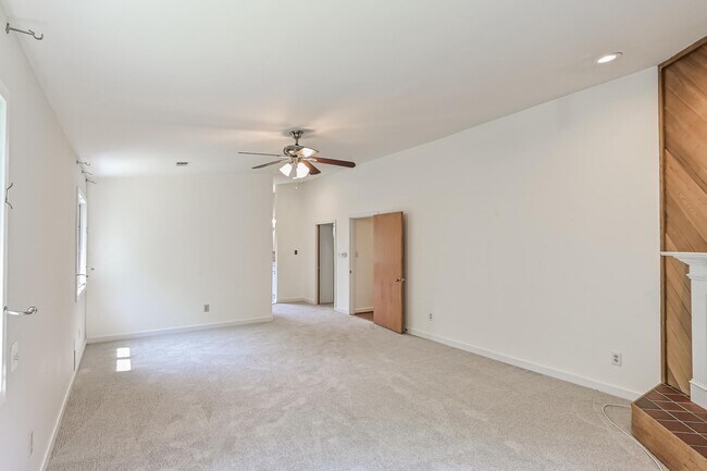 Building Photo - 445 Springvale Rd