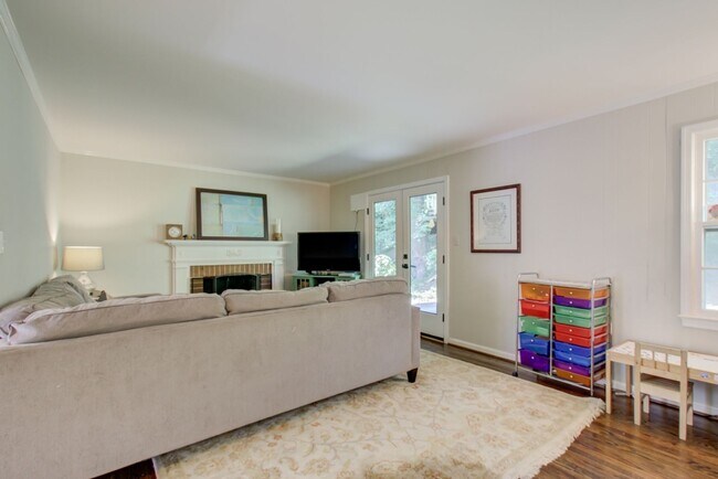 Building Photo - Cool Colonial in North Chevy Chase!
