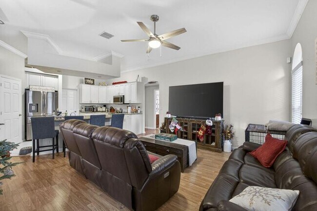 Building Photo - 146 Fernwood Crescent