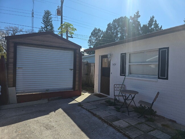 Building Photo - 2 bed, 2 bath duplex in New Port Richey