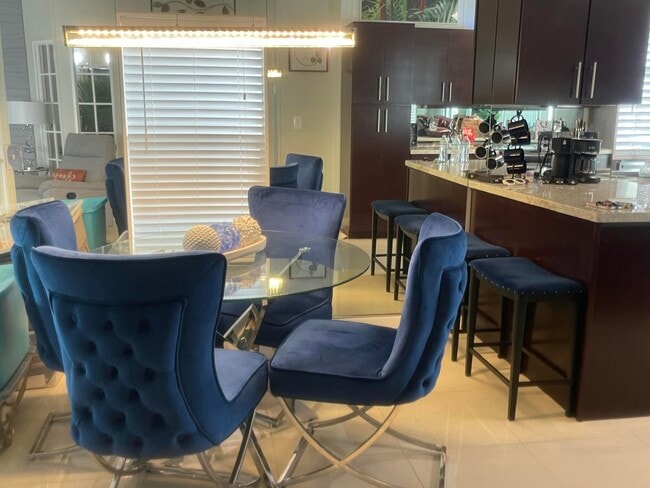 Building Photo - 817 Sunglow St