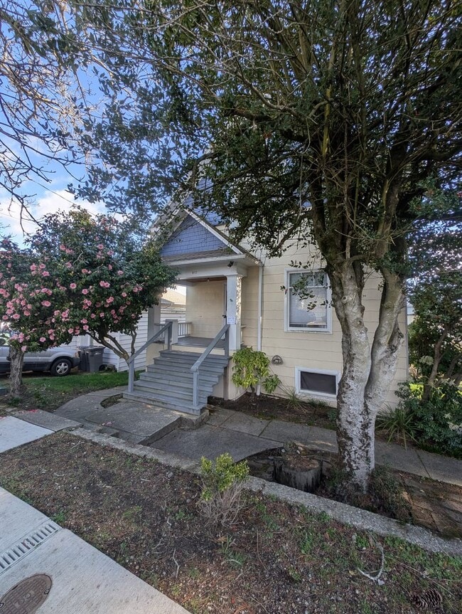 Building Photo - 3 Bedroom Bremerton Charmer with Stunning ...